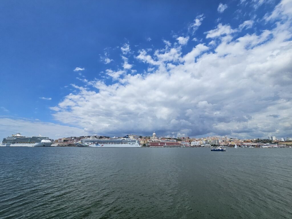 O céu branco de Lisboa, visto desde o Rio Tejo