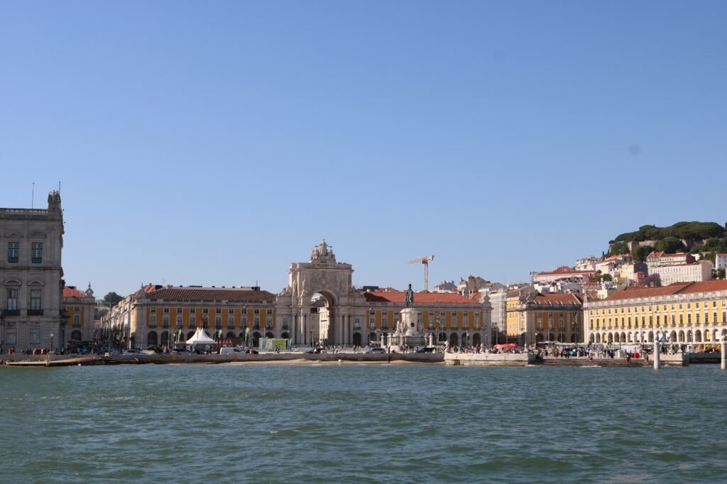 Terreiro do Paço visto do Rio Tejo durante a tarde num passeio de barco privado
