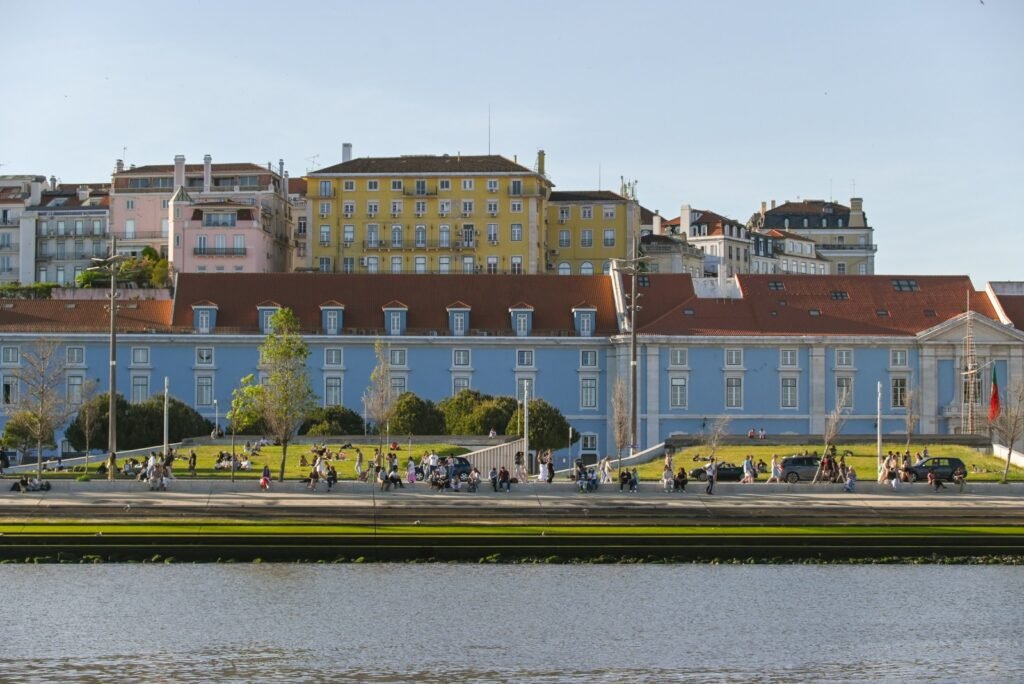 Ribeira das Naus vista do Rio Tejo numa tarde de sol durante uma tour