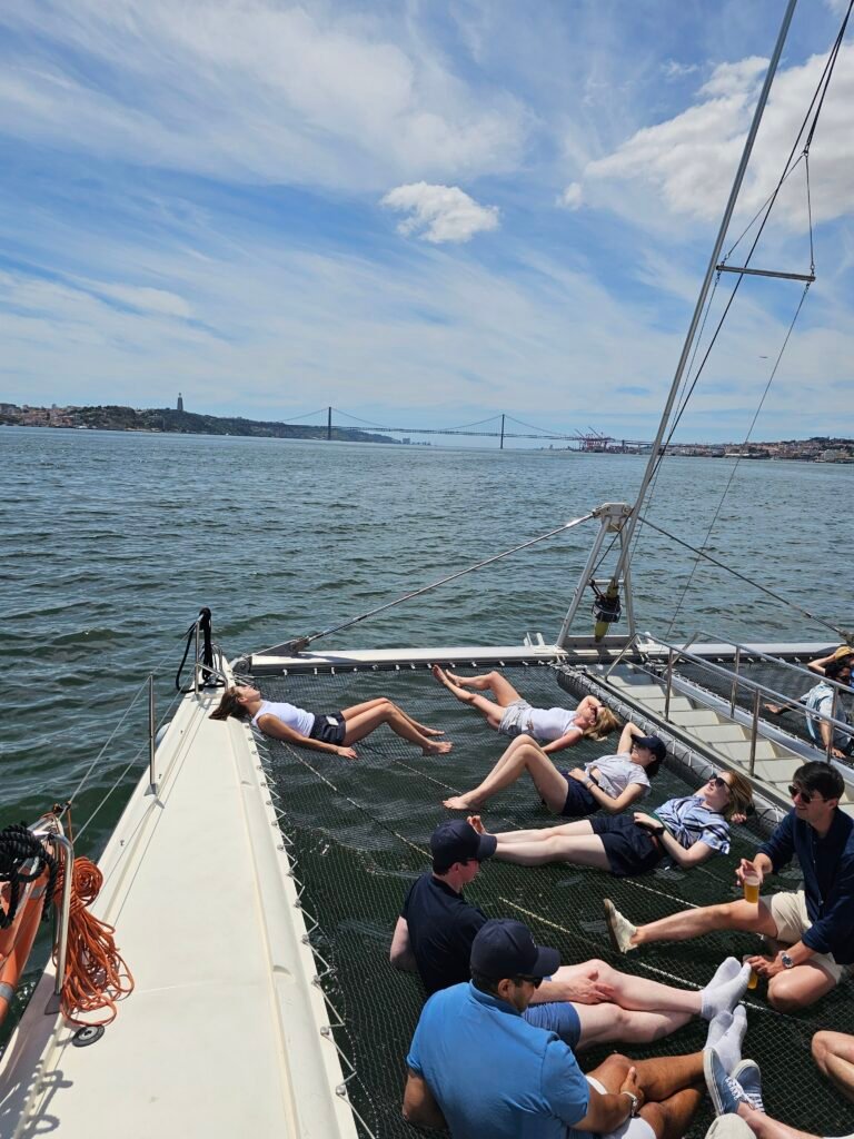 Grupo de colegas de trabalho a apanhar sol durante o evento, numa tarde de sol em Lisboa