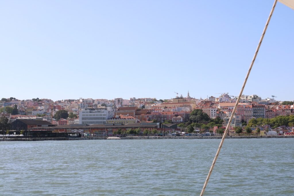 Zona de Santos vista pelo Rio Tejo numa tarde de sol durante um evento a bordo