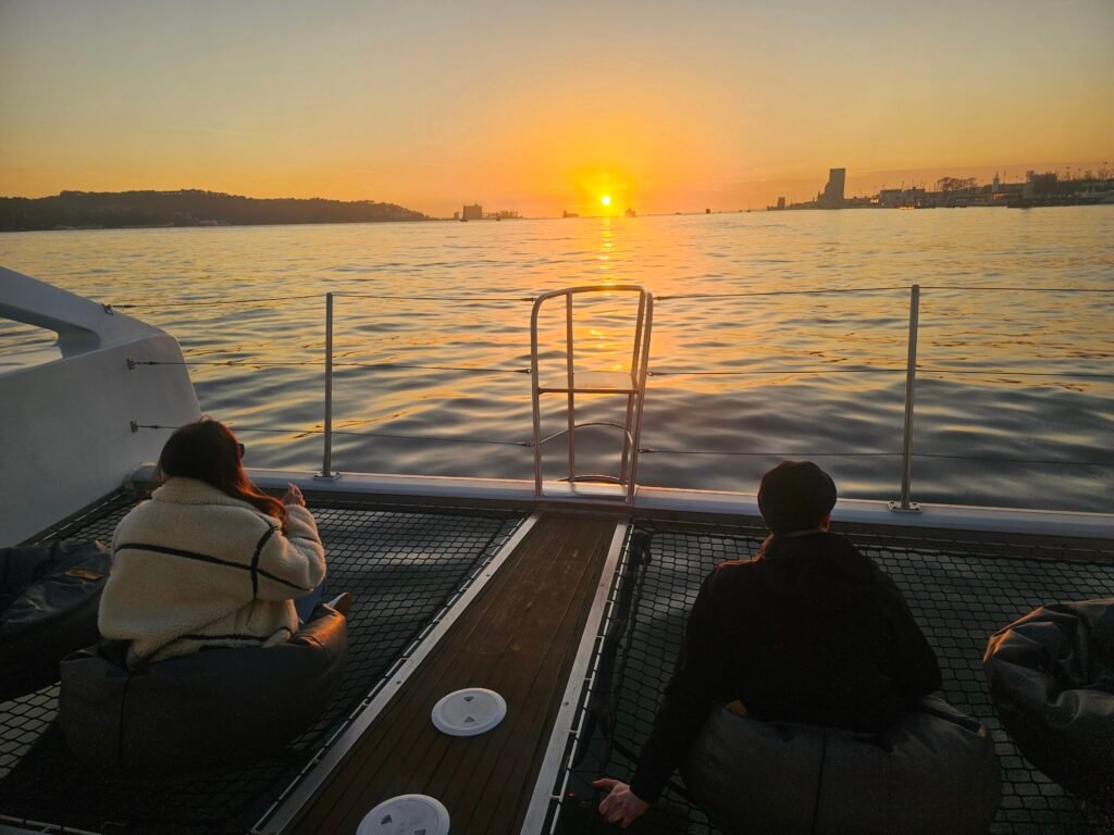 Observar o melhor por do sol de Portugal no Rio Tejo