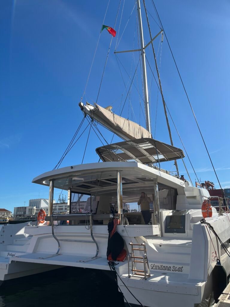Catamaran Bali- à espera dos convidados na Doca de Alcântara, Lisboa