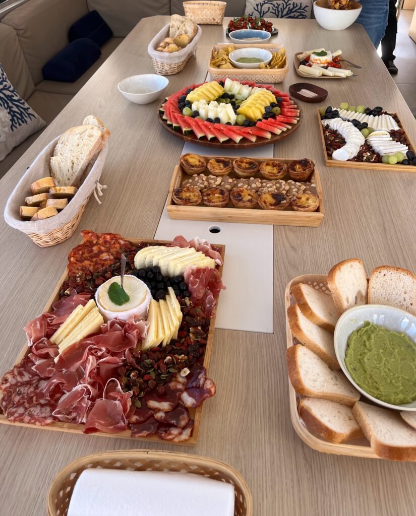 Deliciosas tapas portuguesas a bordo do catamaran Bali, durante um evento