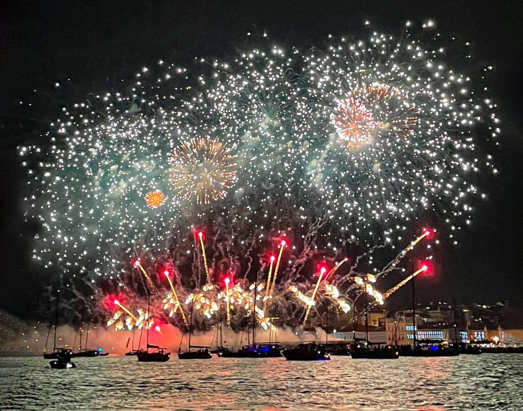 A atmosfera descontraída e elegante a bordo adicionou um toque de sofisticação à celebração.