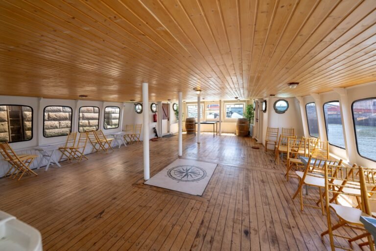 The space is configured in a minimalist way with canvas chairs on the sides, highlighting the spaciousness for events