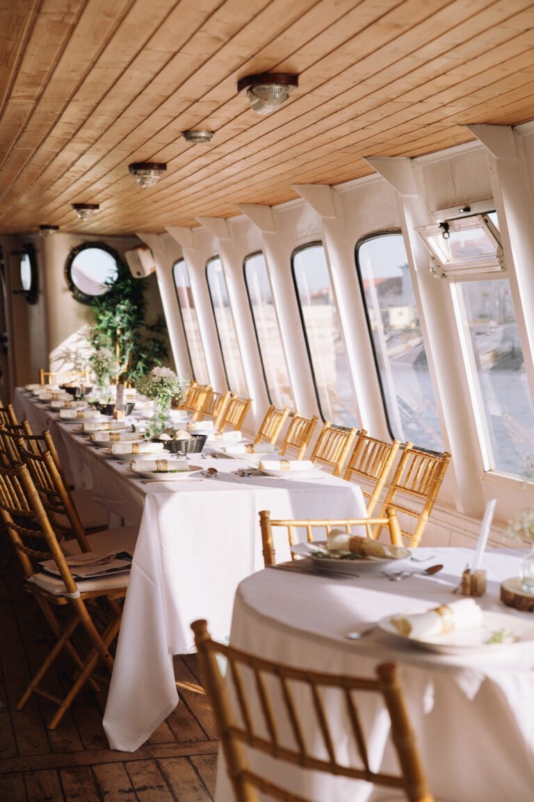 Another angle of the dining room, showing how natural light enters through the side windows, illuminating the long wooden tables and the classic structure of the ceiling beams.