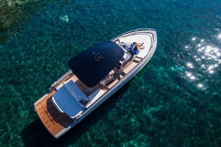 Vue aérienne (drone) de l'Invictus GT370 dans des eaux cristallines, soulignant son design élégant et fonctionnel.