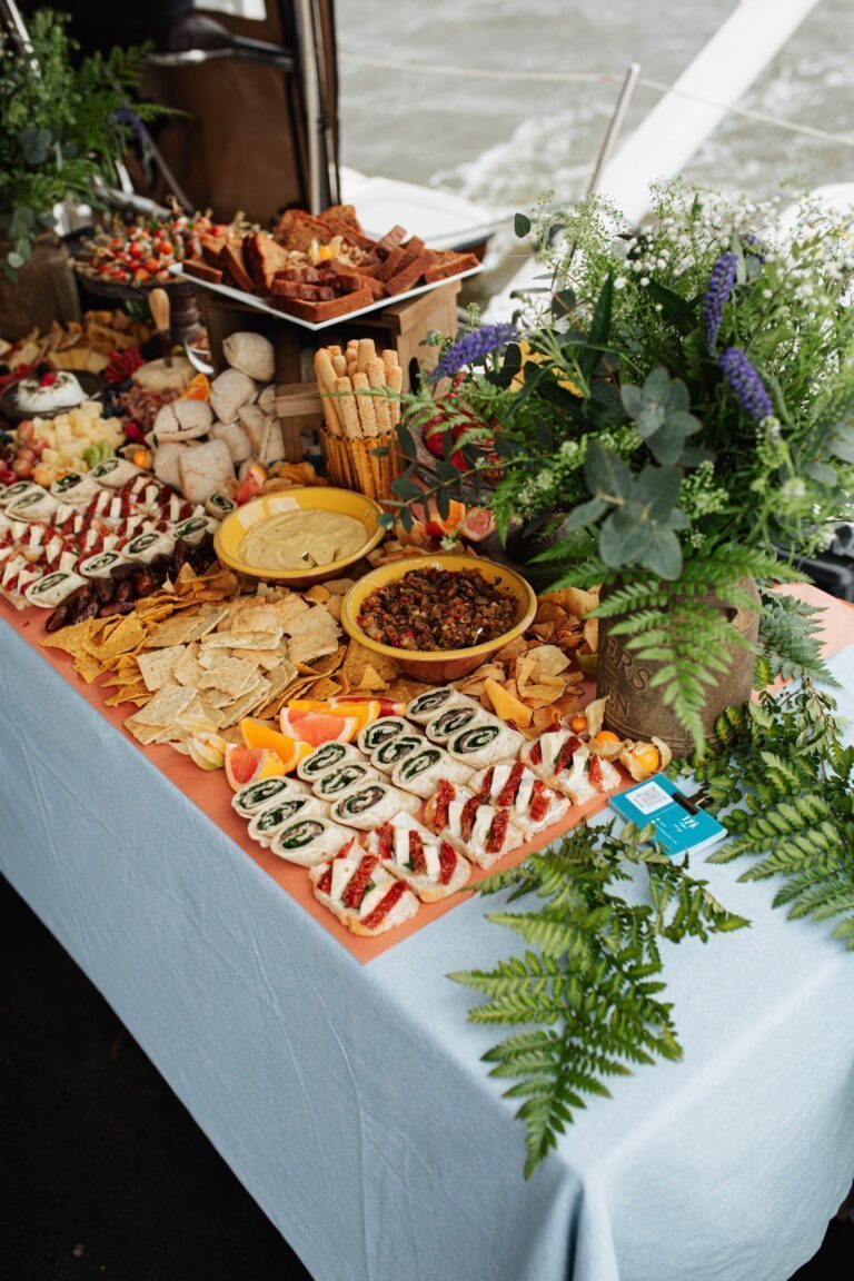 A mesa inclui pães, queijos, frutos secos e outras especialidades preparadas para um evento privado