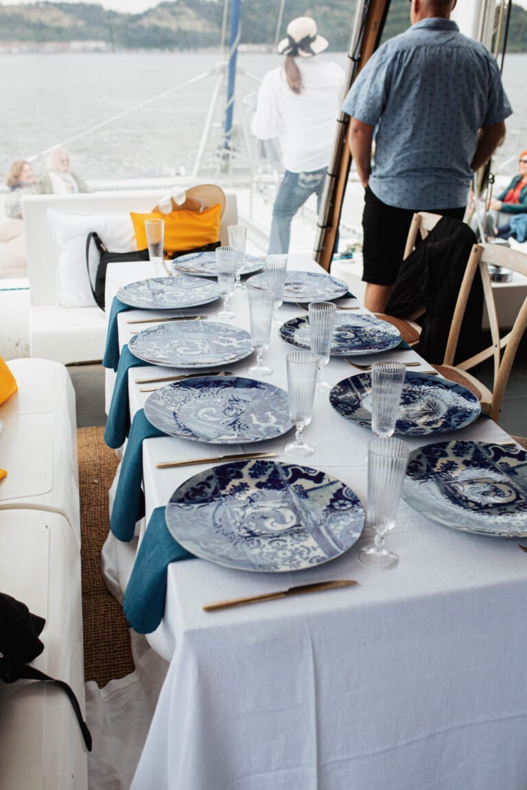 O ambiente sugere um almoço ou jantar exclusivo enquanto se navega calmamente pelo Tejo.