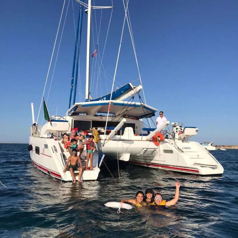 After sailing by the monuments, nothing better than a swimming stop. The Catana 50 offers easy water access, ensuring safety and comfort for all passengers wanting to cool off during the charter