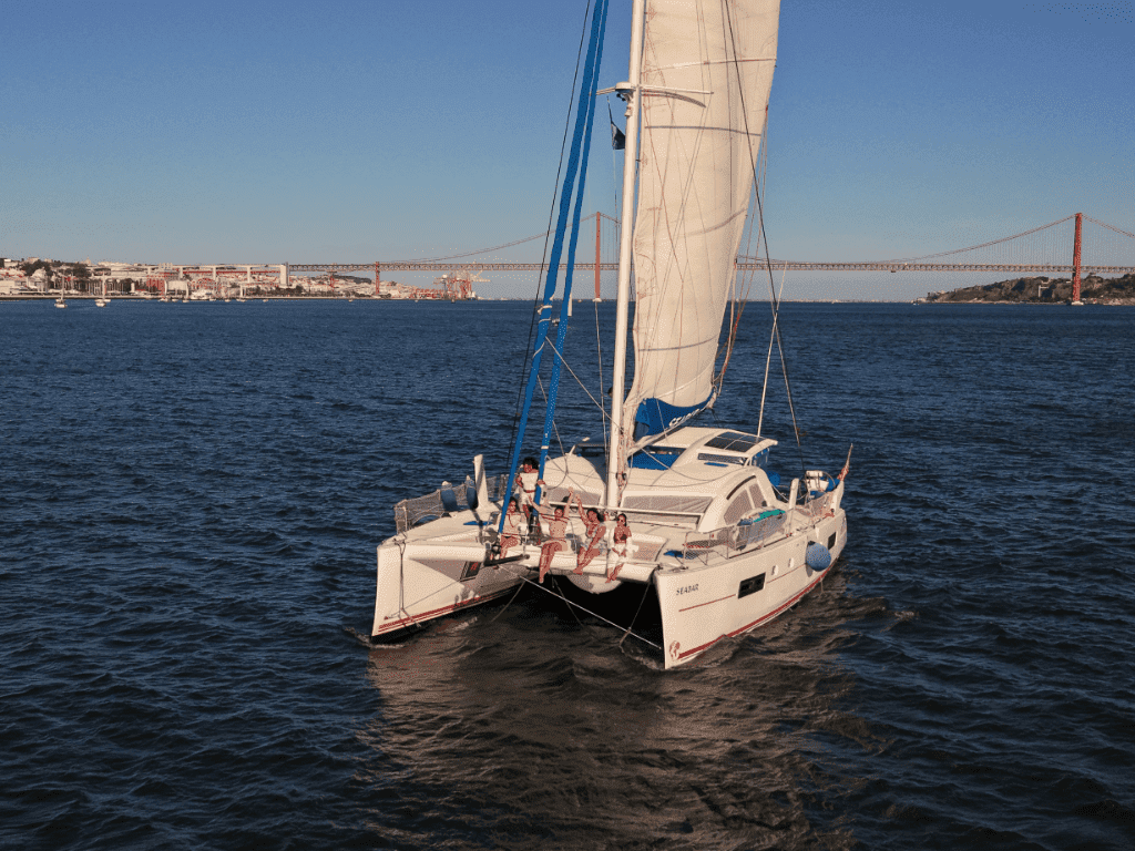 Alquiler de catamarán privado en Lisboa con vistas al Puente 25 de Abril