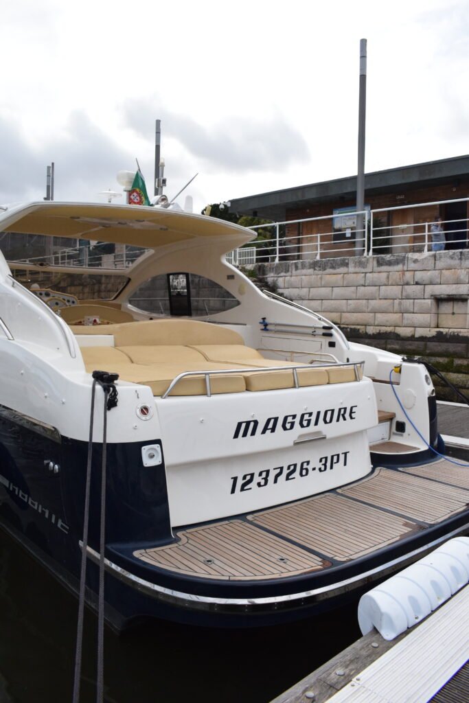 Popá del yate Maggiore, con solárium y plataforma de baño en primer plano.