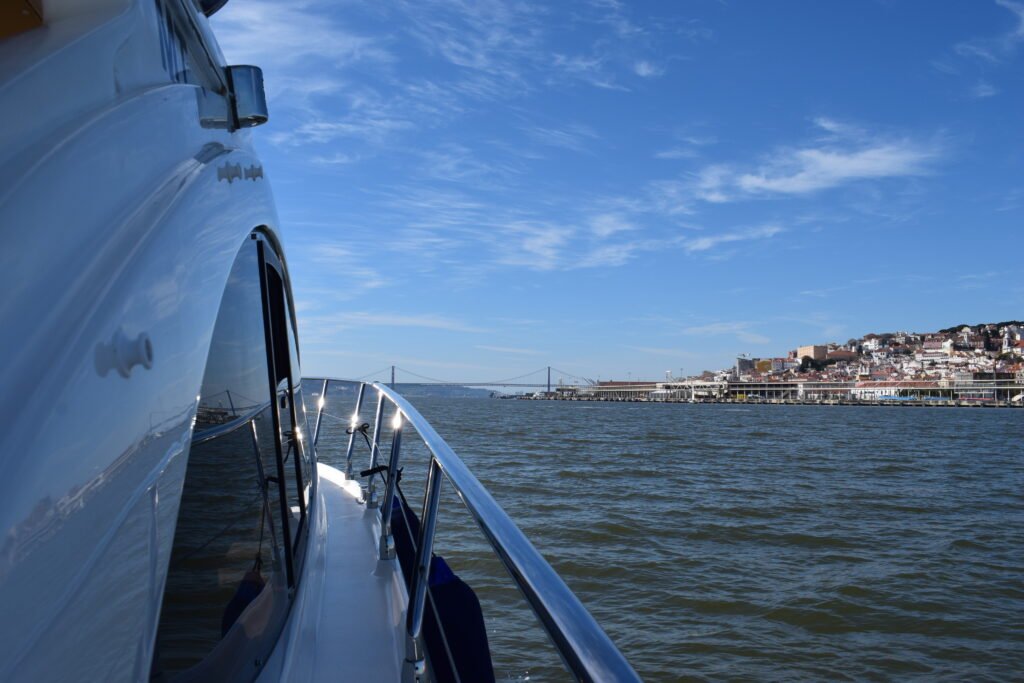 Vista lateral desde la cubierta del yate Maggiore navegando por el río Tajo en Lisboa.