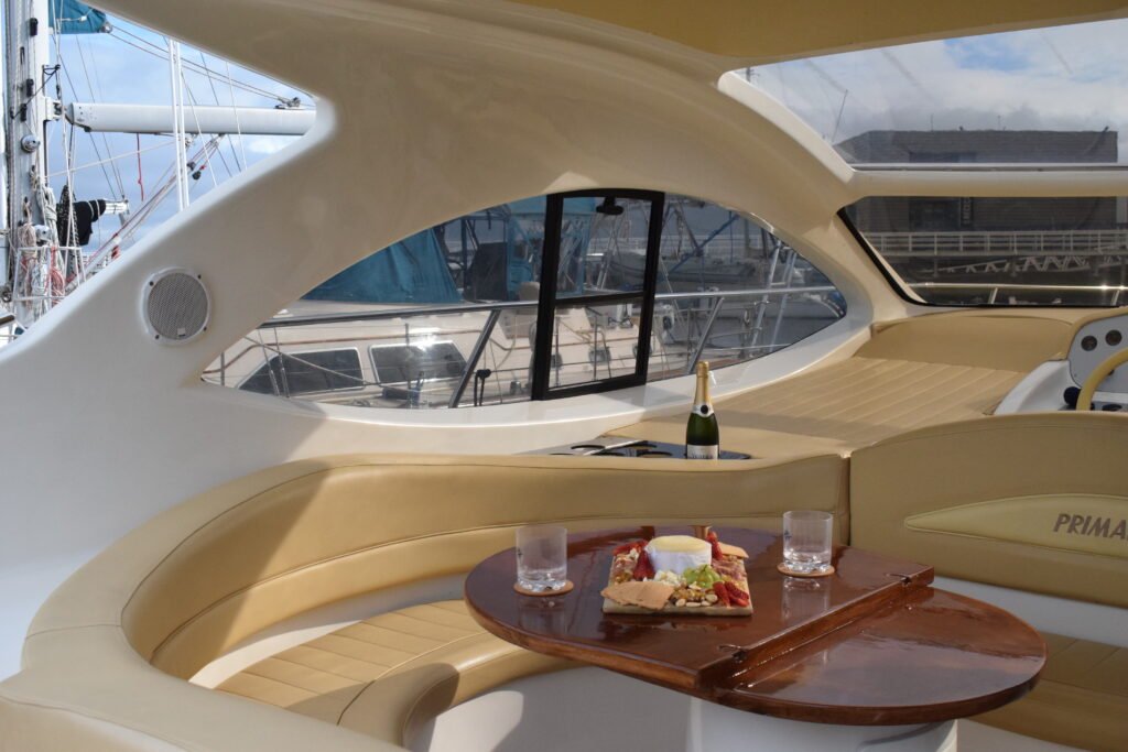 Mesa con tabla de quesos y champán en la zona social del yate Maggiore.