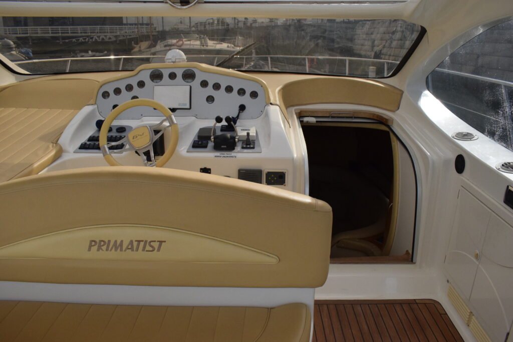 Cabina y panel de control del yate Maggiore Primatist en Lisboa.