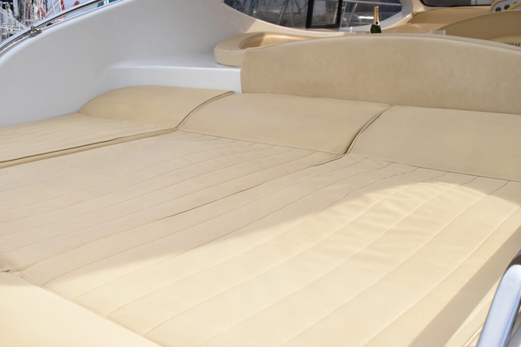 Cómodos colchones de color beige en la zona de solárium del yate de lujo Maggiore.