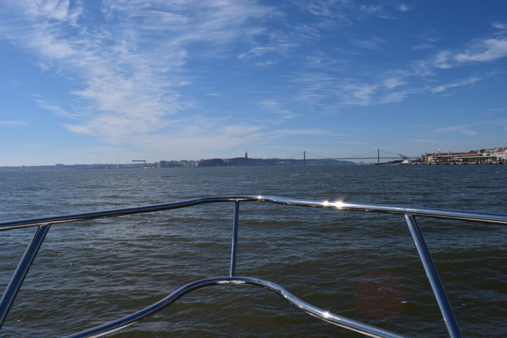 Vista del puente 25 de Abril y del río Tajo desde la proa del yate Maggiore.