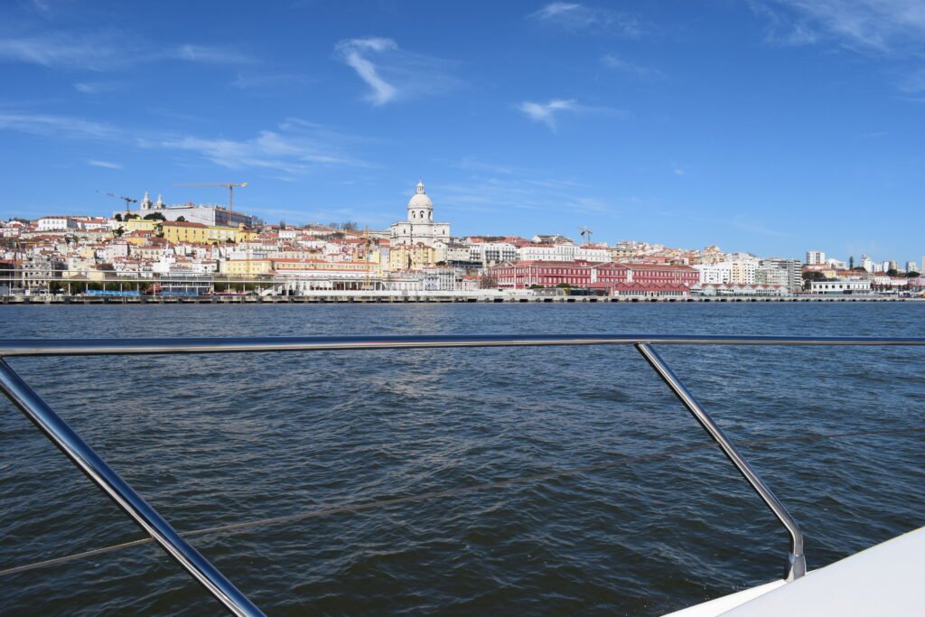 El horizonte de Lisboa y la Plaza del Comercio vistos desde a bordo del yate Maggiore en el río Tajo.