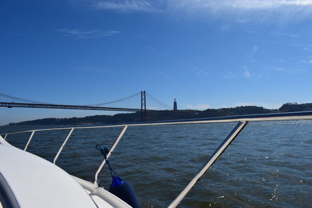 Vista del Puente 25 de Abril y del monumento al Cristo Rey desde la barandilla del yate Maggiore.