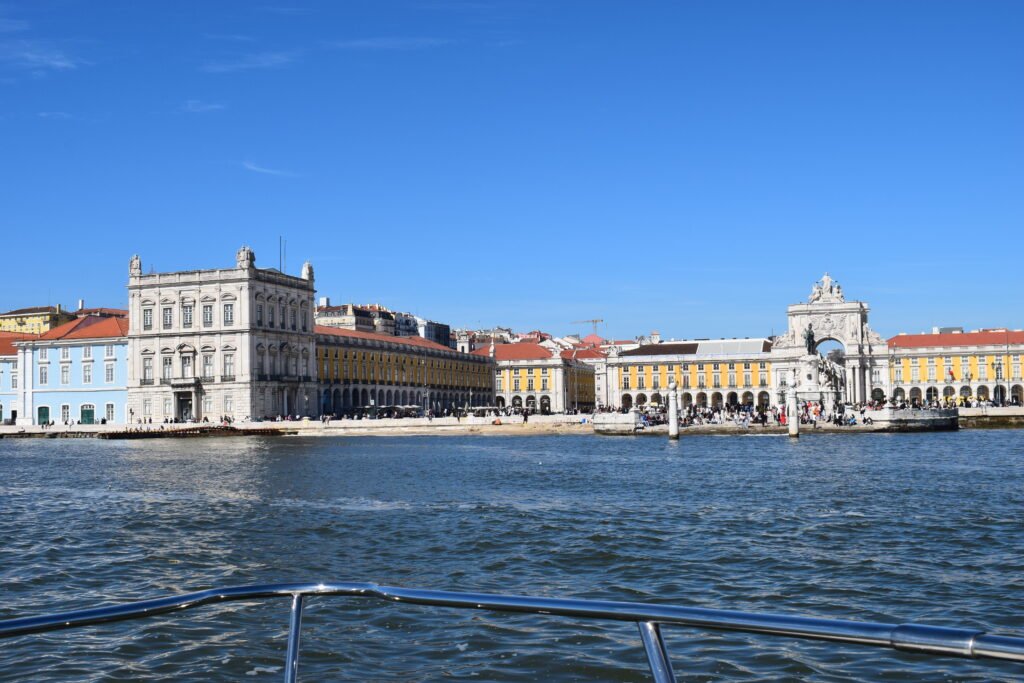 Plaza del Comercio y el Arco da Rua Augusta en Lisboa, vistos desde el yate de lujo Maggiore.