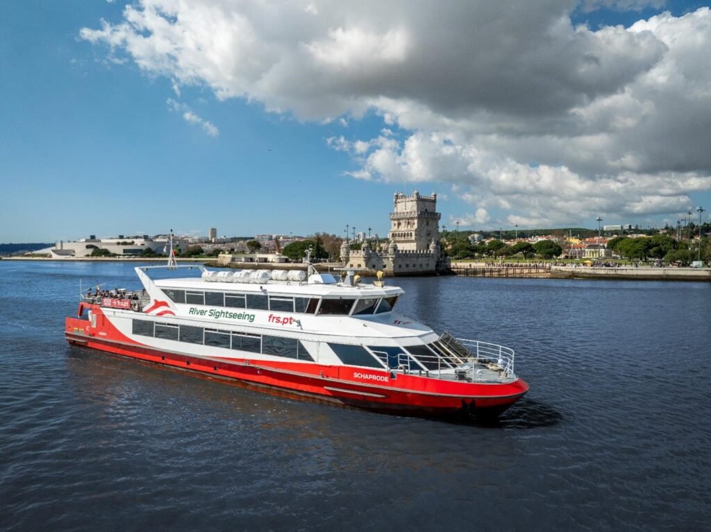 Este navio de 130 pés combina um deck interior e outro exterior para múltiplos ambientes