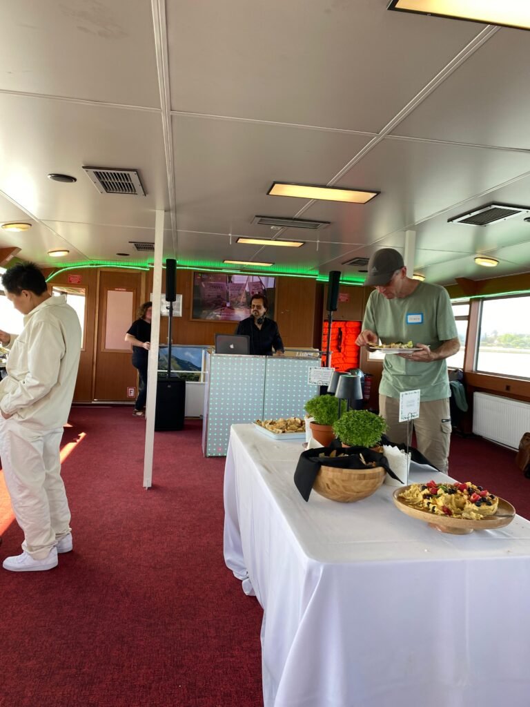 Configuração de receção com mesa de buffet, aproveitando a cozinha equipada e o serviço de alta qualidade a bordo