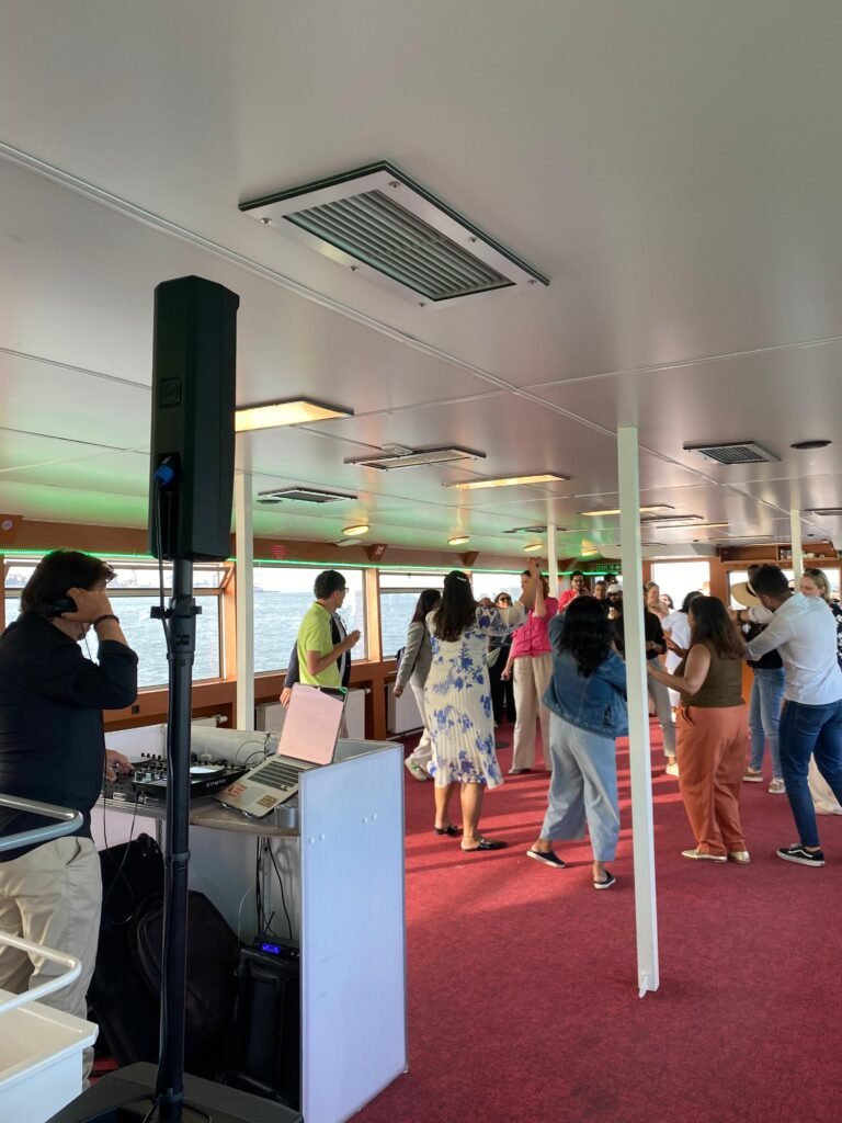 Zona social interior com alcatifa vermelha e luz natural, ideal para apresentações ou momentos de convívio dinâmico