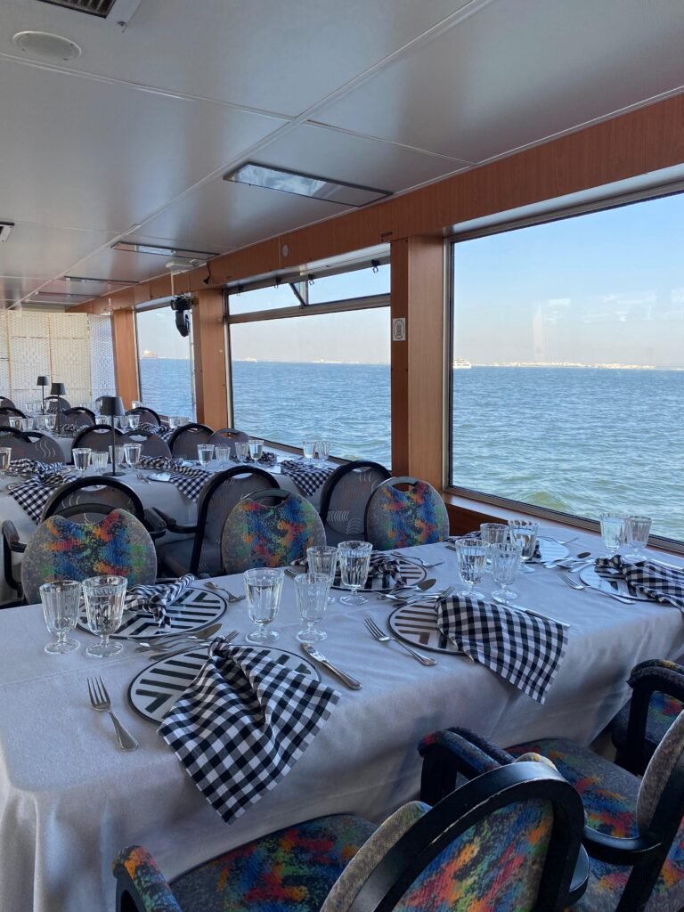 Disponibilidade para jantares sentados para até 150 pessoas com vista para o Tejo