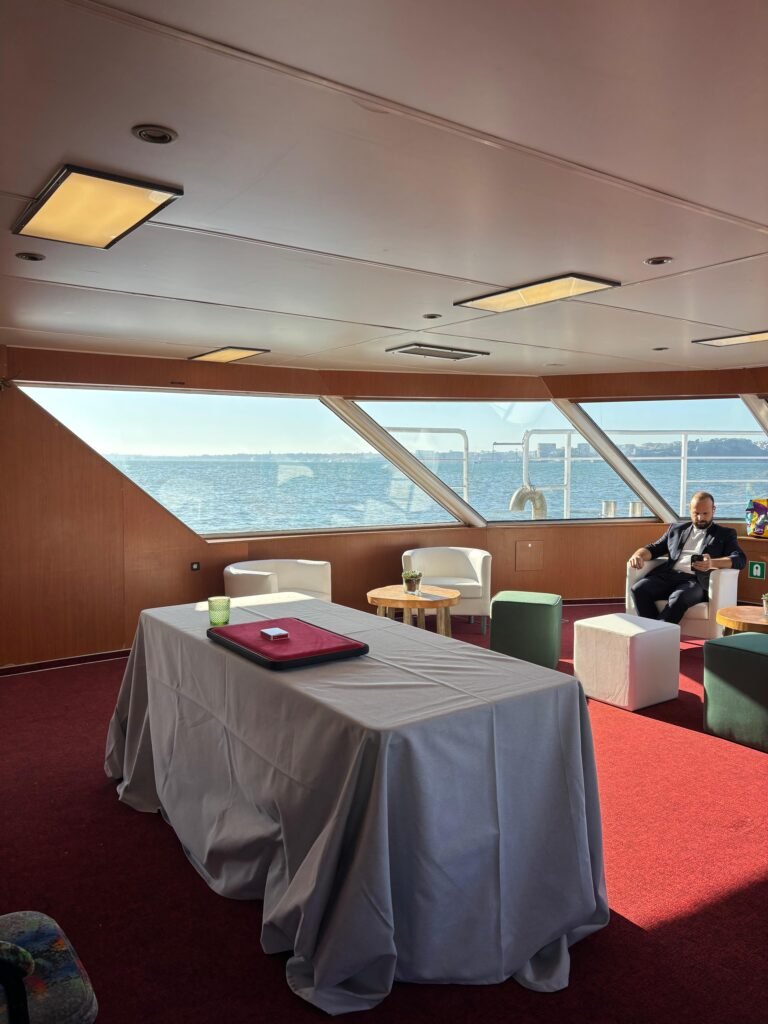 Salão de eventos versátil e climatizado, preparado para cocktails (até 140 pessoas) ou apresentações, destacando a amplitude e luz natural do espaço.