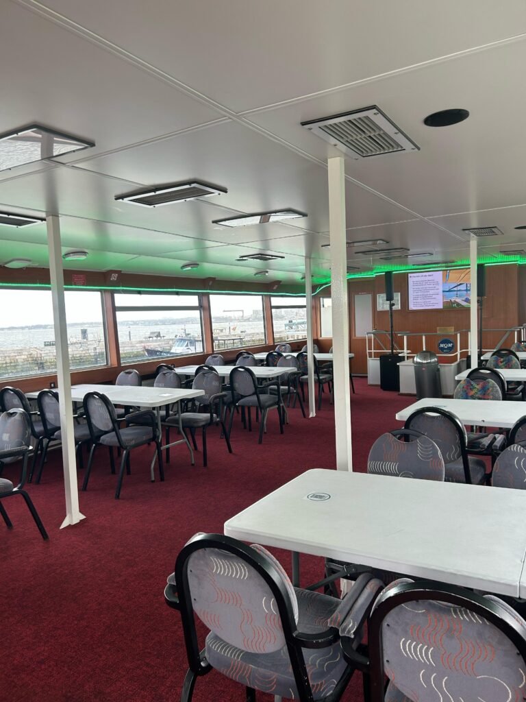 Área de refeições sob o tejadilho panorâmico, proporcionando um ambiente luminoso e confortável para grupos que procuram um cenário deslumbrante