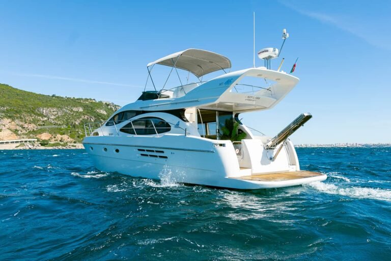 Yate blanco Azimut 46 navegando en el mar bajo un cielo despejado.