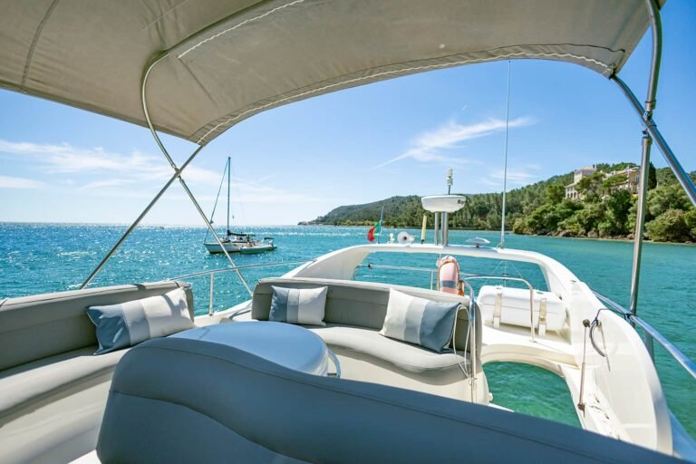 Flybridge del yate Azimut 46 con sofás y vista al mar azul