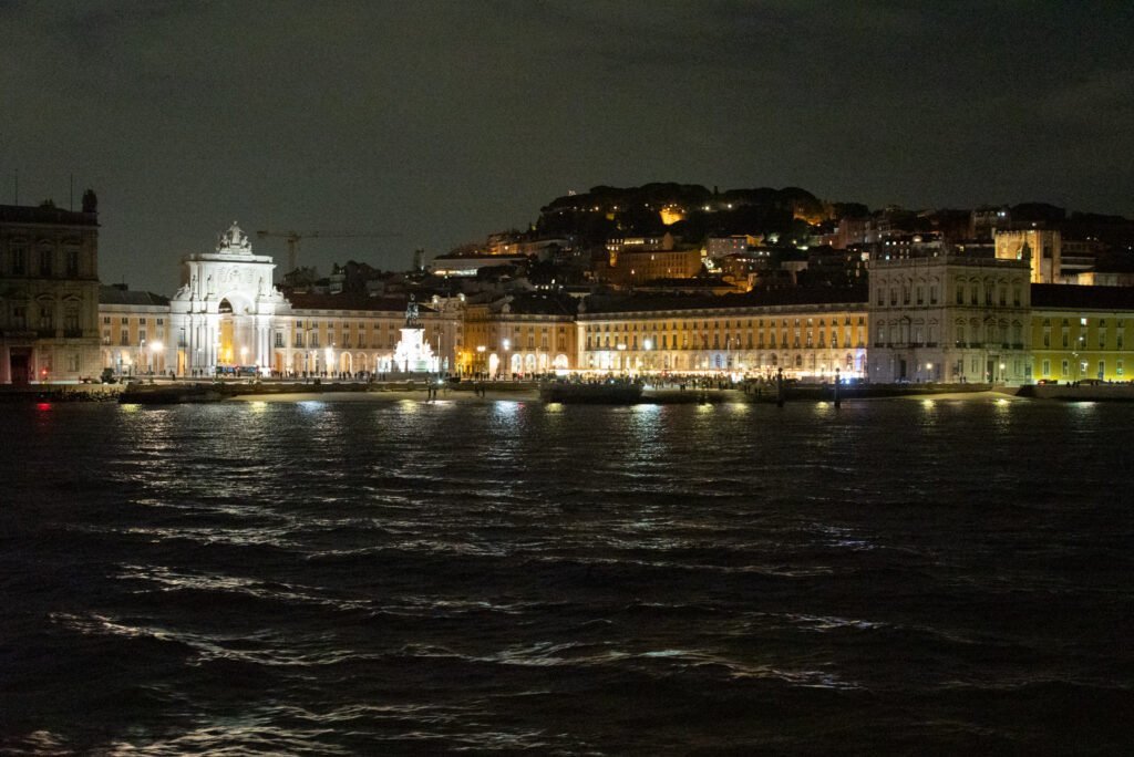 A icónica Praça do Comércio iluminada, vista a partir do Tejo, durante a realização da cerimónia de entrega de prémios a bordo do barco Évora.