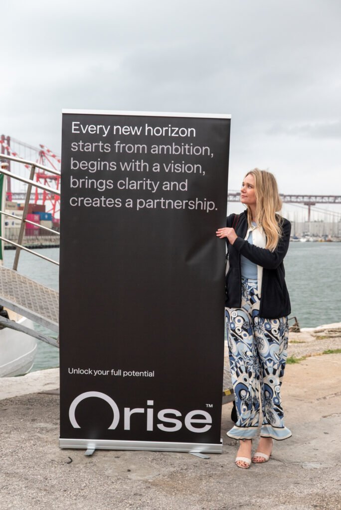 Representação da marca ORISE, com o seu lema "Unlocking your full potential", presente no local do evento corporativo organizado pela Lisbon Sight Sailing.