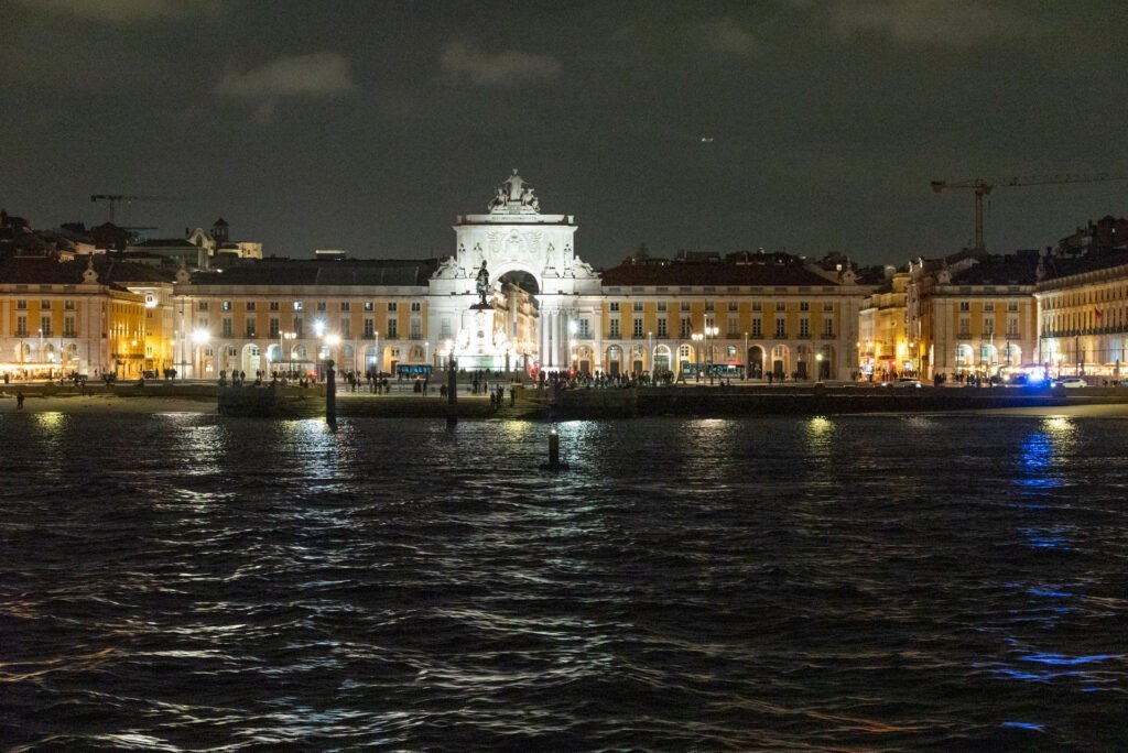 Vista noturna dos monumentos de Lisboa, proporcionando o cenário perfeito para a cerimónia de entrega de prémios ORISE, realizada sob a luz da lua.