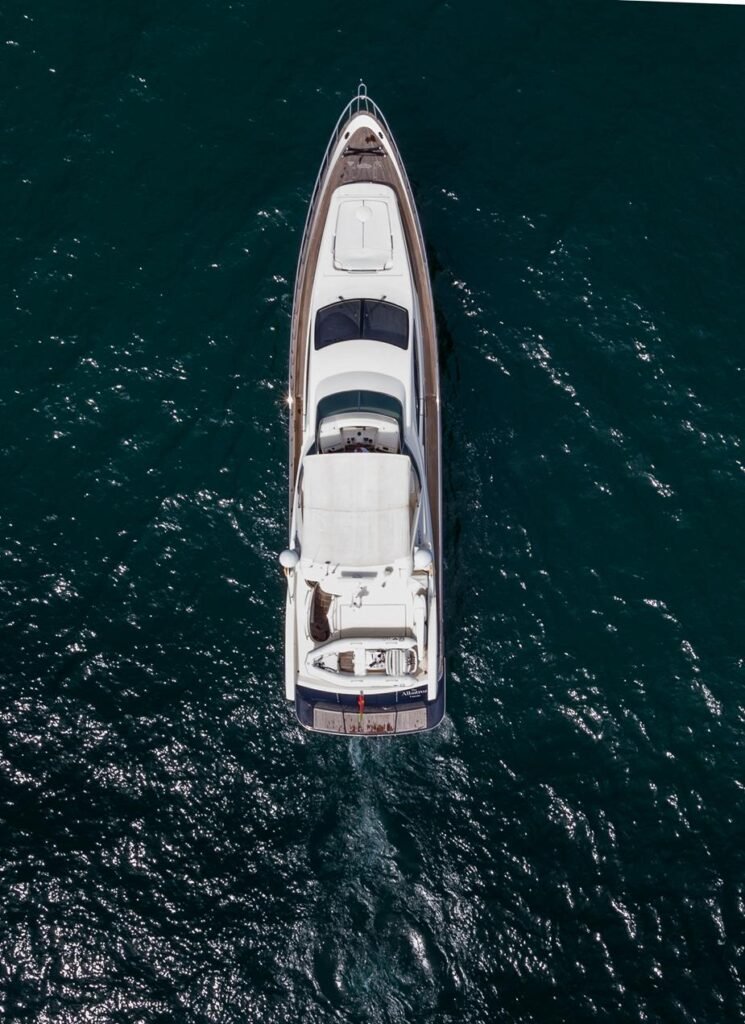 Vista aérea de drone de um iate de luxo