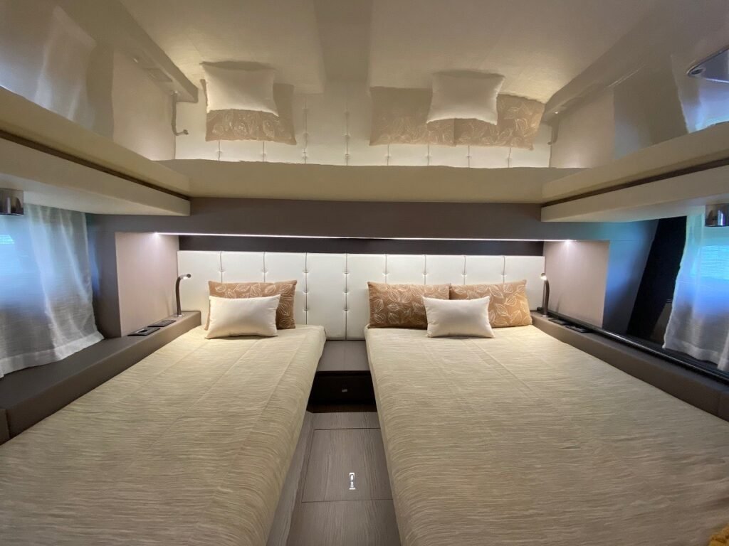 Cabine interior refinada com camas duplas e iluminação ambiente, oferecendo máximo conforto e elegância