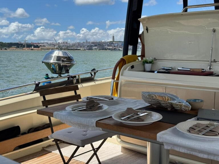 Configuração de refeição elegante a bordo do iate de luxo Invictus GT370, evidenciando a atenção aos detalhes e o ambiente refinado para uma experiência gastronómica inesquecível.