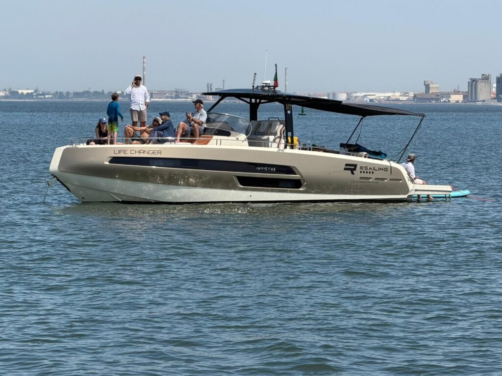 Iate de luxo Invictus GT370 navegando no Rio Tejo em Lisboa para charter privado.