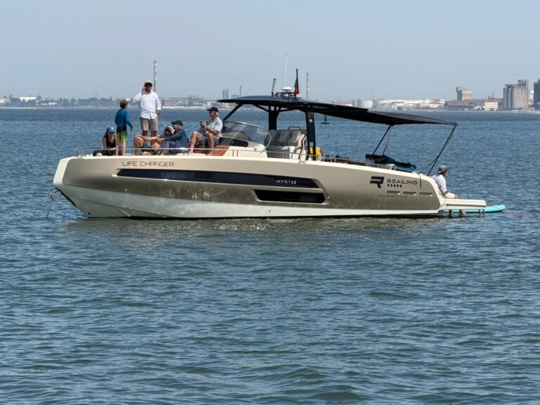 Iate de luxo Invictus GT370 navegando no Rio Tejo em Lisboa para charter privado.