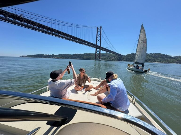 Grupo de convidados a bordo do iate de luxo Invictus GT370 desfrutando de um passeio pelo Rio Tejo.