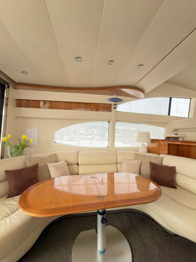 Interior luxuoso e área de estar da cabine do iate Azimut 52 Le Jade em Lisboa.