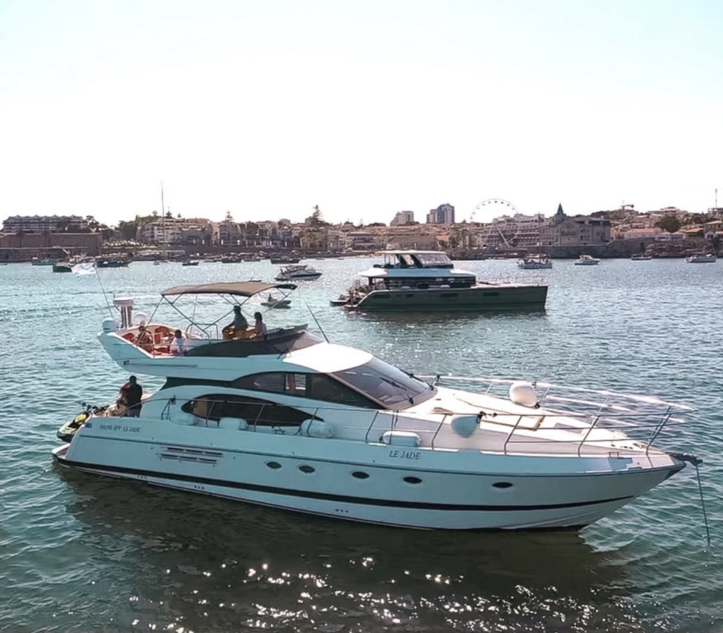 Iate de luxo Azimut 52 Le Jade navegando no Rio Tejo com vista para a costa de Cascais.