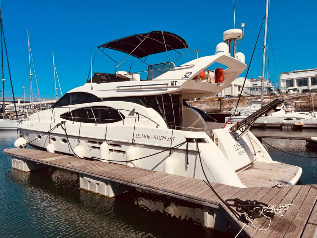 Vista lateral exterior do iate Azimut 52 Le Jade atracado na marina, em Lisboa.