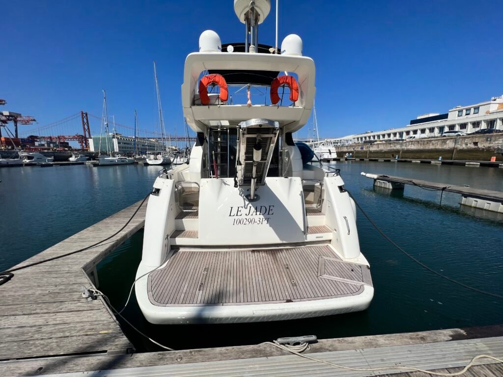 Vista traseira do convés do iate Azimut 52 Le Jade na marina de Lisboa.