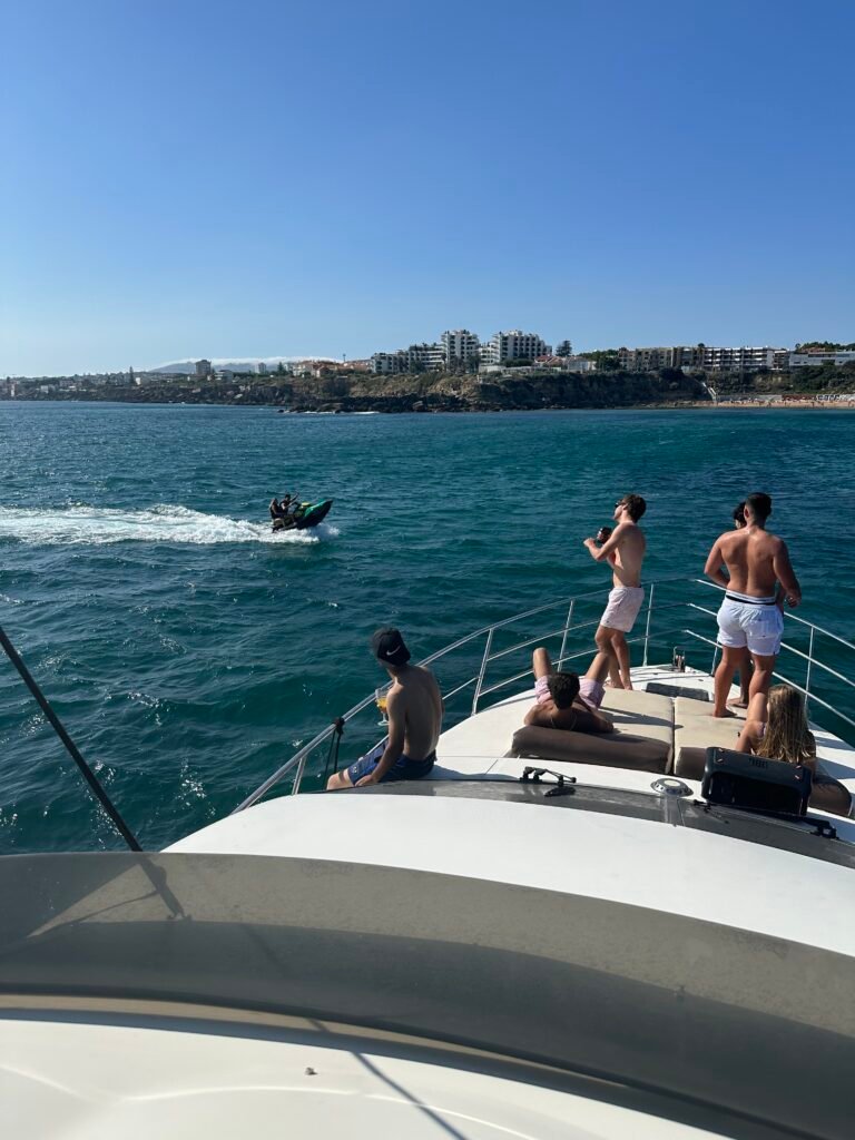 Convidados a desfrutar de jet ski a partir do iate Azimut 52 Le Jade em Lisboa.