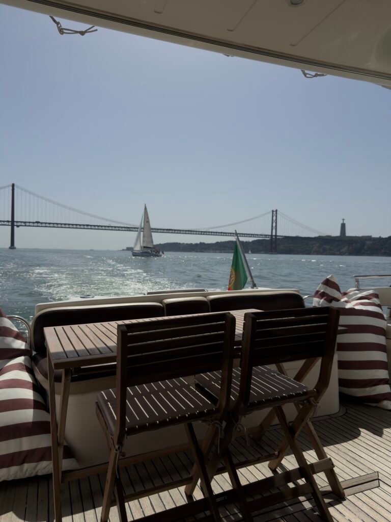 Vistas privilegiadas da Ponte 25 de Abril durante um passeio inesquecível no Tejo.