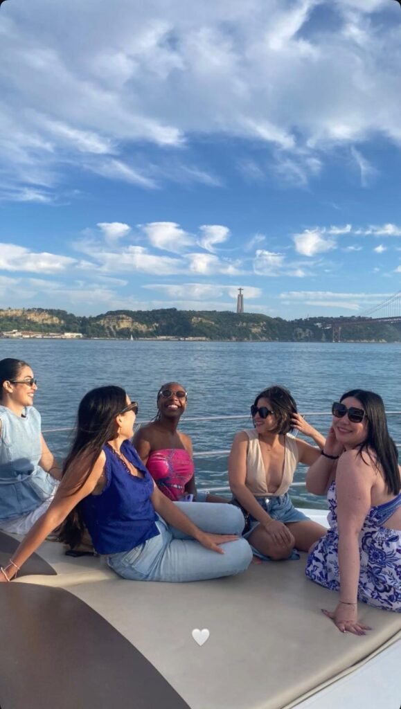 Grupo de amigas a desfrutar as vistas