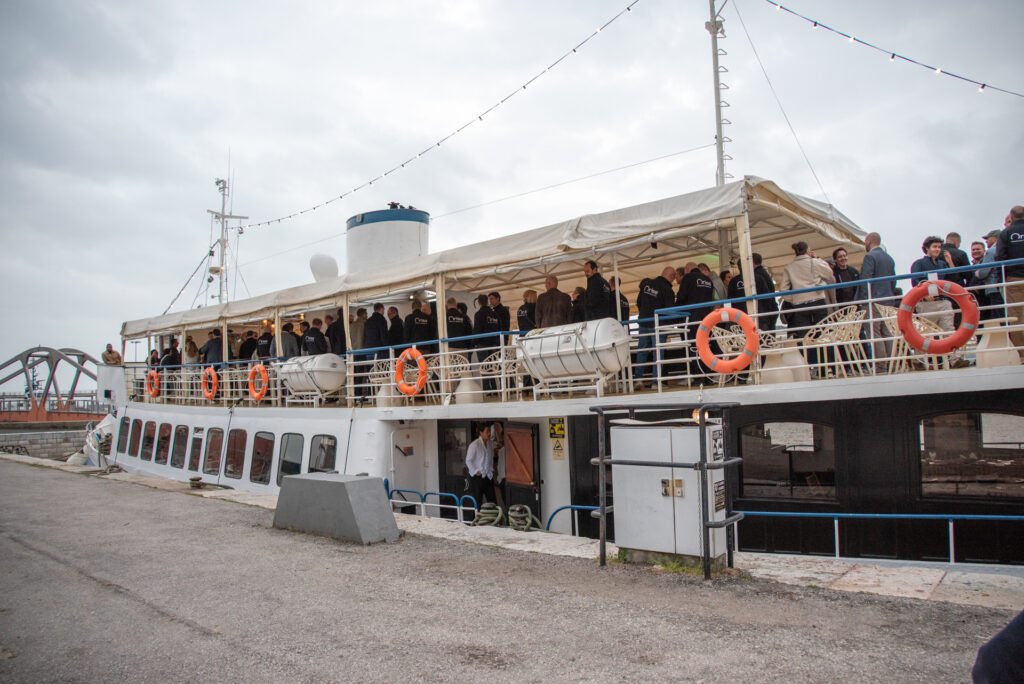 Llegada de los 110 invitados de ORISE al histórico barco Évora, atracado en la Doca de Alcântara, para embarcarse en una noche inolvidable en pleno Tajo.